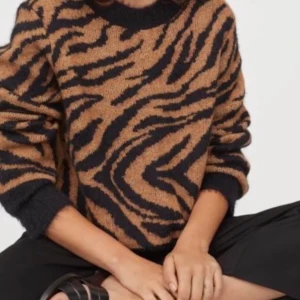 Jacquardstickad tröja - Stickad tröja med zebramönster. Liten tråd (sista bilden) men inget man tänker på. Köpare står för frakt!