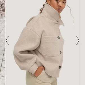 Beige kort jacka  - Säljer min oversized beigea jacka i storlek Small från nakd. Endast testad en gång men tycker att jackan inte passar mig. Nypris: 800 kr. Buda från 600 kr 