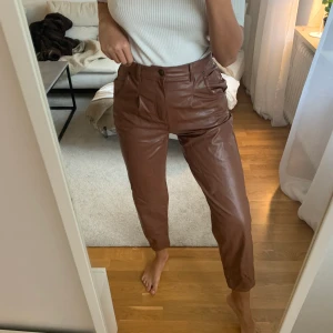 Skinnbyxor  - Skinnbyxor från nakd, bruna. Inköpt förra vintern, använd sparsamt 