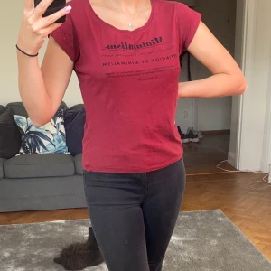Red t-shirt with print strl S - En t-shirt i vinröd färg, bra passform och i väldigt bra skick. 
