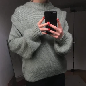 Grå/grön stickad tröja - Gina Tricot  - Grå/grön (mer åt det gröna hållet) stickad tröja från Gina Tricot. Storlek: S Skick: I princip helt oanvänd. 💞