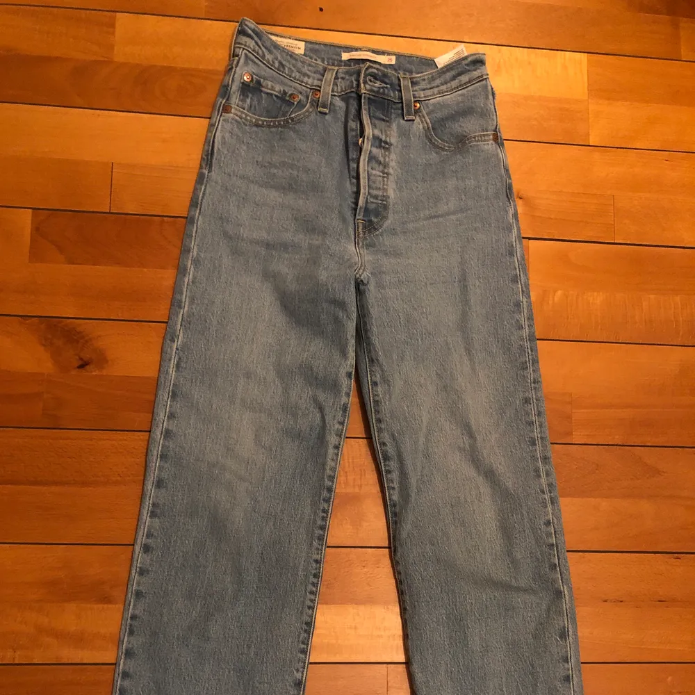 Säljer mina Levi’s high Waist ribcage straight I storlek 25 då jag inte använder dem. Använda ca 2 gånger och i mycket fint skick. Köpta för 1199:- för en månad sedan. Pris kan diskuteras vid smidig affär. Frakt ingår ej :). Jeans & Byxor.