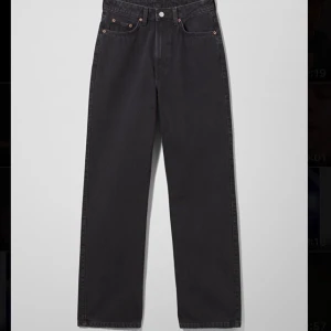 Rowe jeans weekaday - Weekday jeans i modellen rowe, echo black. Säljer då de är lite korta på mig(175cm). Perfekt skick. Skriv privat för fler bilder. Nypris 500kr