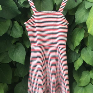 Klänning  - Blå,röd o vid randig klänning köpt på Lindex , har används runt 3-4 gånger den e lite nopprig men det går att ta bort. :) ✨🍬💜  ps den e little tajt 