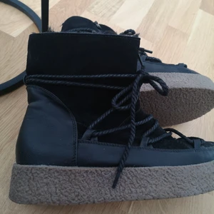 Duffy skor/kängor  - Varmfodrade duffy kängor. Använda 2 gånger. 