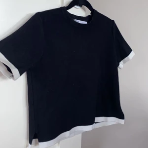 Zara tröja - Jätte fin zara tröja med slit längst ner!! Jätte fint skick:) går ej att köpa i butik längre💕💕kund står för frakt 63kr