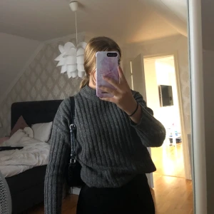 Grå stickad tröja  - En grå stickad tröja som är köpt på vila. I storlek s. Använd endast några få gånger så är i nyskick. Köparen står för frakten💕