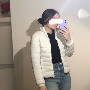 Vit Dunjacka  - En vit dunjacka från zara barn men passar XS. Skön att ha på nu när det börjar bli kallt. Lite smuts på armbågen men går säkert att tvätta bort🌸 Pris 50 kr + frakt.