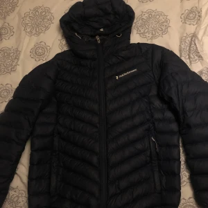 Peak performance jacka  - Mörkblå populär jacka, skulle säga att den passar M-XL beroende på hur man vill att den sitter💕, ett litet hål i ärmen, därav priset. Priset är inklusive frakten 