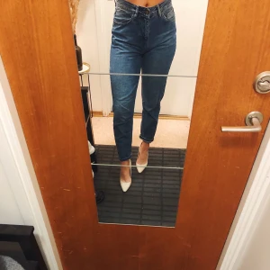 Raka ”mom-jeans” - Supersnygga min-jeans av rak modell, lite tightare än klassiska min jeans. Strl. 27. Passar 34/36. 