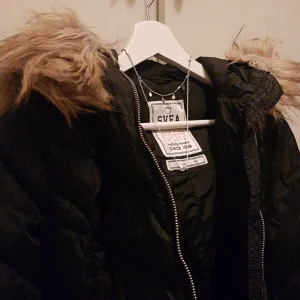 Svea jacka svart - Min fina Svea jacka🖤🖤 Använd ett fåtal gånger förra vintern. Strl 150. Buda!