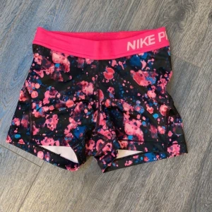 Nike träningsbyxor  - Säljer dessa 2 shorts för de börjar bli för små för mig:( supersköna och superfina storlek XS båda två. Säljer båda för 100kr och 1 par för 60kr (köparen står för frakten) 😚