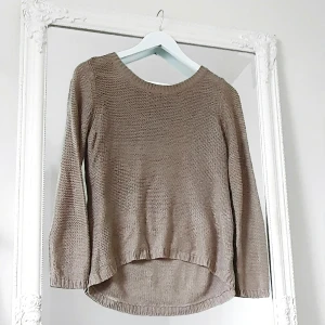 Stickad tröja 34 - Färg: brun/mullvad.  Strl: 34.   Skön stickad tröja från H&M. Rundad hals, dragkedja i nacken.  Kommer ej till användning och stor garderobsrensning pågår! Frakt tillkommer, betalning via swish.