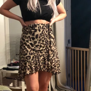 Leopard kjol - Använd typ 2 gånger, sitter bra för alla kropps former! Fin och jätte skön!