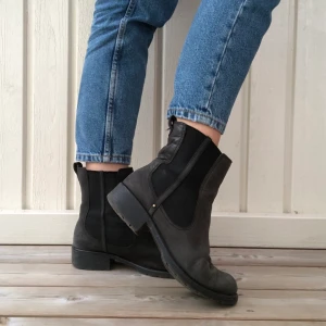 Boots - Sjukt bekväma boots från Clarks i storlek 41 men passar även storlek 40 (som jag har). Möts gärna upp i Lund/Bjärred. Kan även skicka med post men då tillkommer frakt