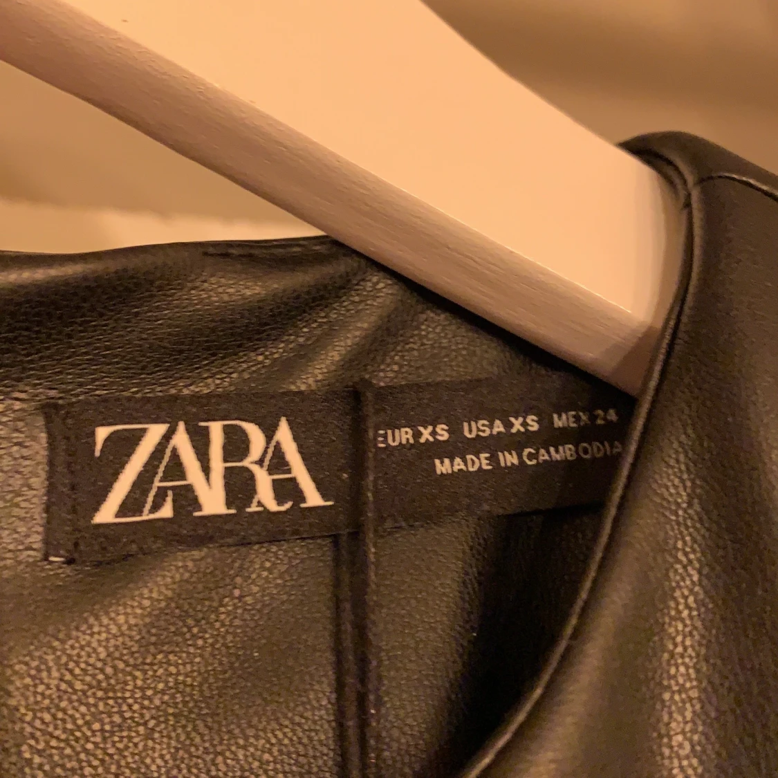 Klänning i skinnimitation från Zara. Aldrig använd, prislapp kvar. Kom med bud:) - 90