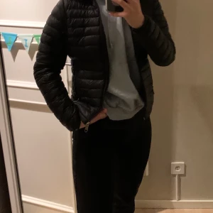 Peakpreformance dunjacka - Säljer den här jättefina dunjacka från peak preformance. I jätte jätte bra skicka inga fel någonstans. Två dragkedjefickor och en dragkedja att stänga jackan med. Finns även en tillhörande luva man kan sätta fast med dragkedja. Jag är 173 å jackan är i strl s. Nypris 2000kr. 