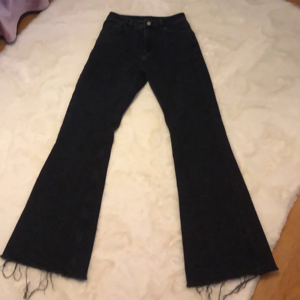 Säljer dessa utvättade svart bootcut jeans i storlek s. Köptes från reclaimed vintage. Dom är slitna längst ner och är mid rise. Köptes för 500kr❤️. Jeans & Byxor.