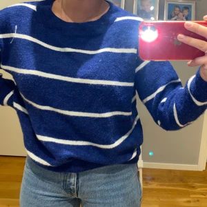 Blårandig tröja - (Bilder på min syrra) Blårandig stickad tröja ifrån H&M. Storlek M men skulle säga att den kan passa en S bra också, och en XS om man kan tänka sig att ha den oversized. Bra skick, frakt tillkommer