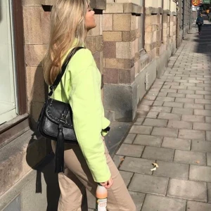 Långärmad tröja från Weekday  - Snygg ljusgrön tröja från Weekday. Bra skick. 120kr 🛀🏼✌🏼