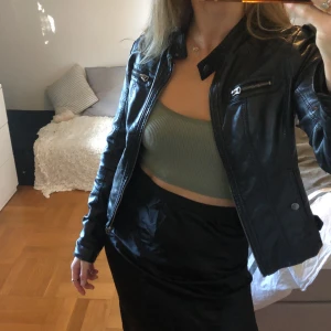 Svart skinnjacka  - Svart skinnjacka från Vero Moda stl M