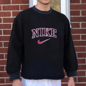 Nike sweatshirt - Säljer denna snygga vintage sweatshirten från Nike! Storlek L men passar Xs-L beroende på hur man vill att den ska sitta❤️ Lånad bild men kan skicka egna vid behov!