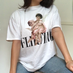 SNYGG TEE FRÅN ZARA - SSUPERSNYGG T-SHIRT I OVERSIZED XS FRÅN ZARA! 