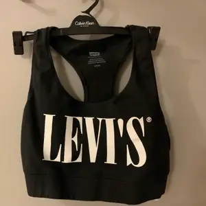 Topp/ sportbh från Levi’s. Endast testad 1 gång med bh under. Säljes pga. Kommer inte använda den. Det är storlek S, men om du har storlek M passar den oxå! Nypris 200 kr