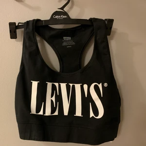 Topp  - Topp/ sportbh från Levi’s. Endast testad 1 gång med bh under. Säljes pga. Kommer inte använda den. Det är storlek S, men om du har storlek M passar den oxå! Nypris 200 kr