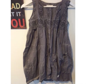  - Supersöt grå klänning från Odd Molly. Fint broderi upptill med knäppning framtill och band bak som går att knyta. Passar liten S eller XS. Klänningen är i fint skick, använd ett fåtal gånger.

Kolla mina andra annonser!