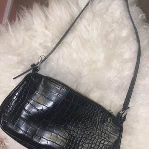 Handväska - Säljer min handväska köpt från Gina tricot under våren. Väldigt sällan använd och i fint skick! Bandet är justerbart.