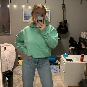Mysig hoodie - En superskönt hoodie från zara som jag har 2st av därför säljer jag ena! Älskar denna hoodie jättemycket! Den är i storlek 164cl men passar en xs/s jättebra! Super skön på insidan och inga fula märken eller slitningar på utsidan!