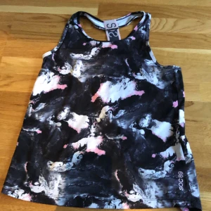 Träningslinne i storlek 146-152 - Ett mönstrat träningslinne i storlek 146-152. Använd några gånger men i bra skick