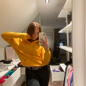 Bikbok hoodie💛🧡 - Tänkte ge mig av med min super fina hoodie i den finaste färgen! Använd 1 gång så är i perfekt skick, som ny verkligen. Fanns ute för 300 ja säljer för 100kr💛🧡💛🧡