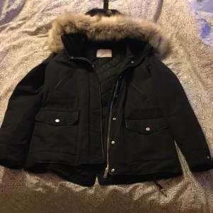 En varm vinter jacka från Zara - En varm och skön  helt i mycket bra skick jacka från Zara. Säljer för har ingen användning av längre. Men passar bra nu till vintern. Priset jag köpte var för 600kr. ✨ frakt tillkommer!