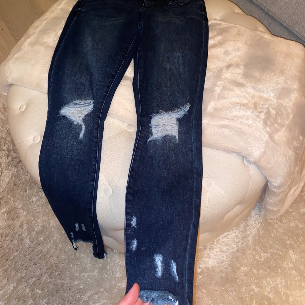 Snygga mörkblå jeans från Fashion Nova, dom är tyvärr förkorta för mig. Tror jag köpte dom för ca 400-450 kr. Jeans & Byxor.