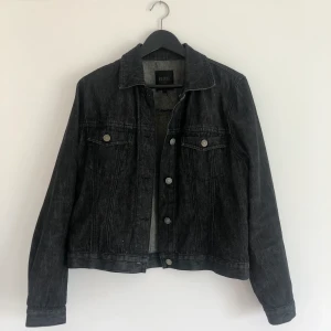 Svart jeansjacka - Svart jeansjacka från märket Fransa i strl L, på mig skulle jag säga att den sitter som en oversized M. 🖤
