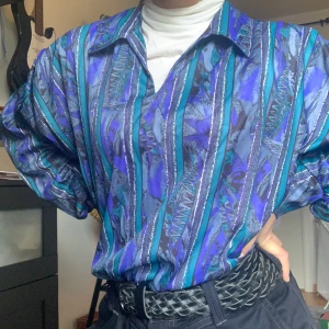 Blå topp - En snygg topp aldrig använt, köpte den i somras och den har inga fläckar eller skador, står ingen storlek men skulle säga Medium. Köparen står för frakt