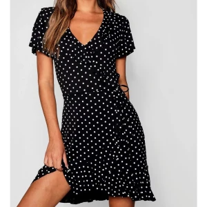 Klänning från boohoo - Jättefin klänning från Boohoo! Superskön i materialet, önskar att jag hade passat i den. Storlek 38 men lite kort för min smak, jag är 170. En riktigt skön sommarklänning! Aldrig använd, lapp kvar. Originalpris 180kr. Kan mötas upp i Stockholm/Sollentuna eller skickas mot fraktkostnad.