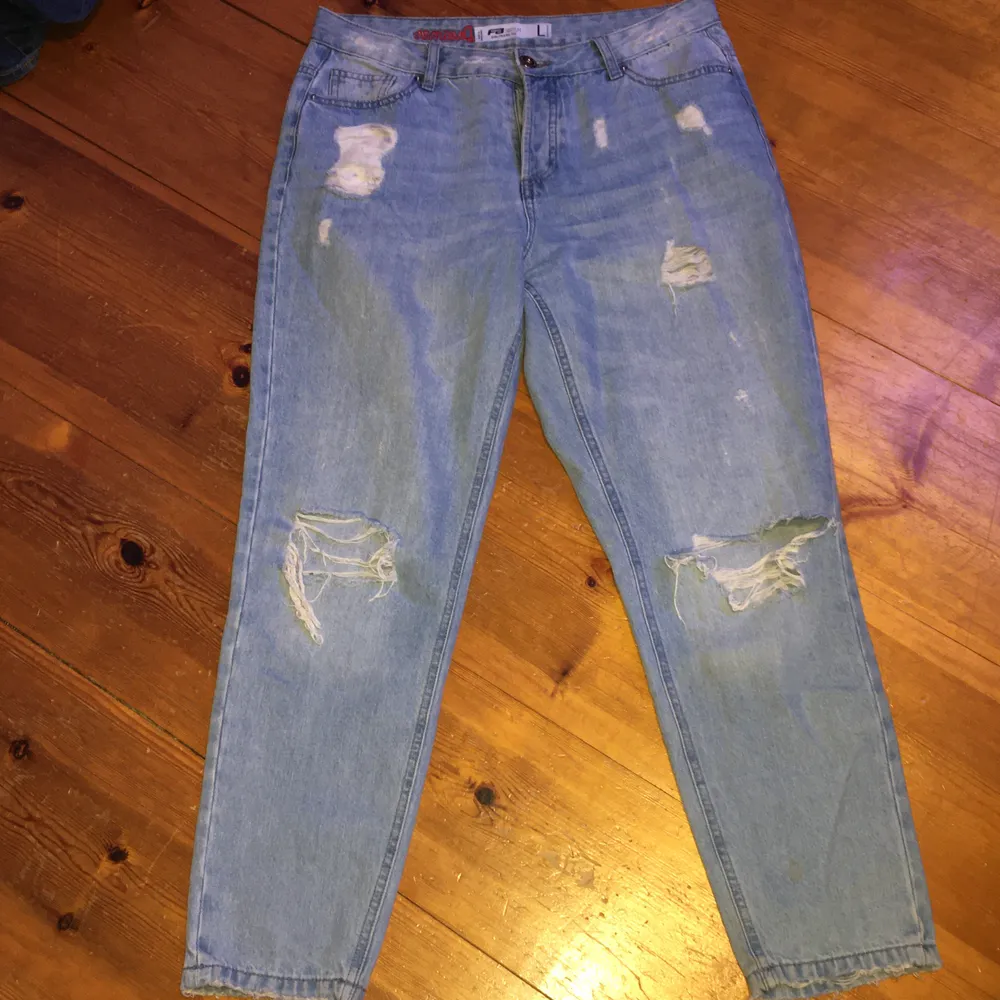 Säljer mina blåa mom jeans! Dem är använda Max 5 gånger och är i rätt så bra skick. Det ända problemet är att en knapp saknas, så har det varit sen jag köpte dem, man ser ingen större skillnad. Dem är L men jag är M och dem passar mig bra. Köpare står för frakt. . Jeans & Byxor.