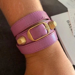 Balenciaga armband - Säljer mitt fina armband i läder från Balenciaga. Endast bruksslitage. Äkthetsbevis, orginalbox etc ingår. Storlek: Medium