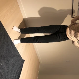 Jeans Zara - Fina jeans från Zara, säljer pga av att de är för små för mig(min lillasyster på bilden som är ca 151).💞 100+frakt
