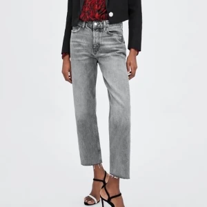 Gråa jeans - Ett par gråa jeans från Zara i storlek 38 helt oanvända pga för stora. Säljer för 200kr!