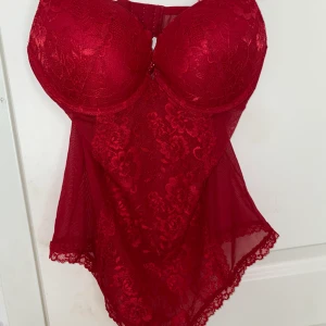Röd bodysuit💖 - Red Lace/mesh bodysuit/teddy from H&M Size eu 42/ us 10 Bra fits a eu 80/85 D Padded bra. Never used Lace & mesh💖