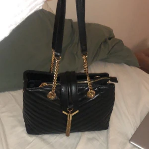 Väska  - Säljer min svarta väska jag köpte här på Plick pågrund av att den var för liten för mig behöver en större väska