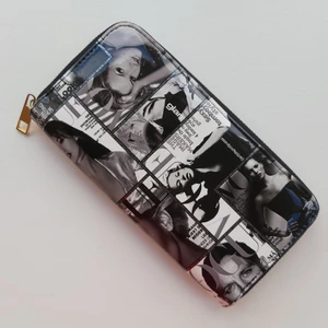 Vogue plånbok - Sjukt cool plånbok med vogue på! Köpt vintage men i princip oanvänd. Mitten facket har dragkeja, det finns 8 kortfack o 6 störrefack. Buda från 100kr