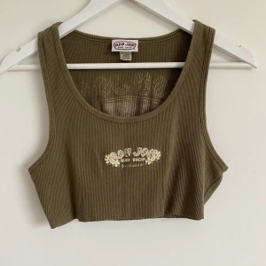 Grönt surflinne  - Croptop med surfinspirerat tryck på ryggen! Köparen står för frakt💗💗💗💗 är i storlek L men sitter som en S 