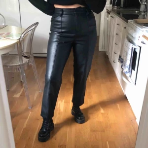  - PU läderbyxor. Croppade och höga i midjan. Lite små i storleken. Tror de kan passa både M och L.