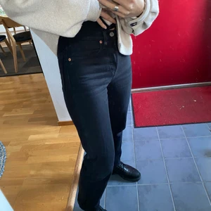Levis jeans - Snygg modell från levis, lite rakare modell fast ändå inte:) köpta på levis för 1199kr, färgen är lite ljusare än svart fast i dom flesta ljus är dom svarta:)) 
