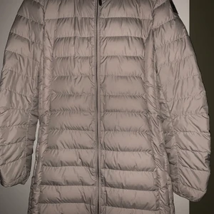 Parajumpers Irene - Parajumpers dunjacka i modellen Irene. Storlek M, passar även S. Använd ett fåtal gånger. Mycket bra skick.